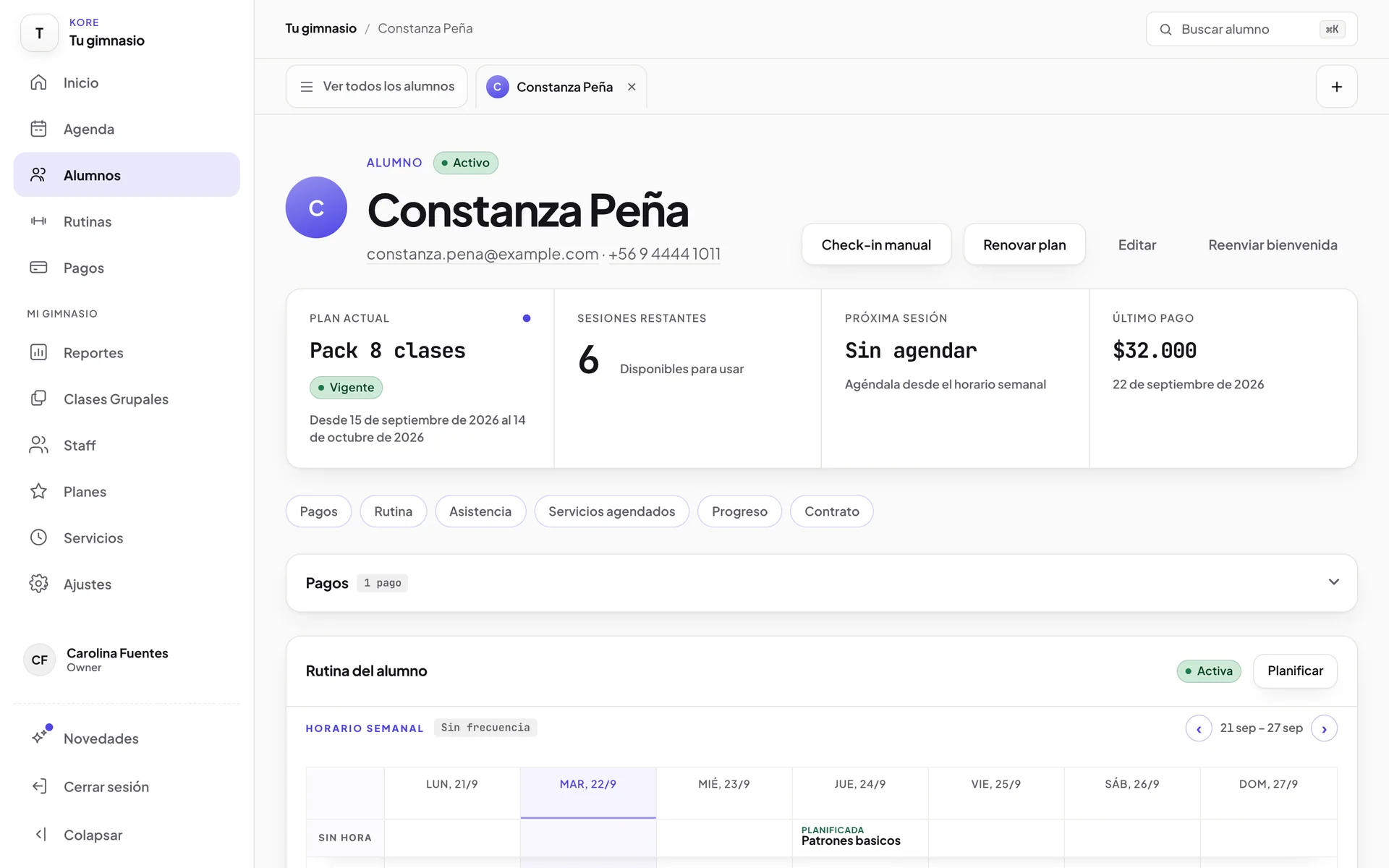 Ficha de un alumno en Kore: plan actual, sesiones restantes, próxima sesión, último pago y su rutina de la semana, con pestañas de pagos, asistencia, servicios agendados, progreso y contrato.